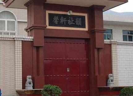 大门朝西挂什么字匾(大门朝西门匾写什么字)